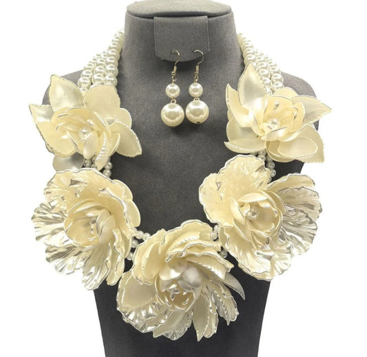 Cream pearl flower necklace