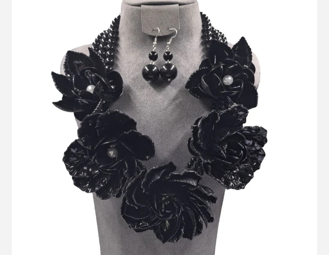 Black Pearl Flower Necklace